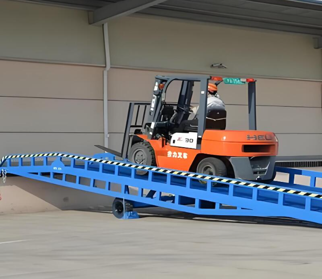 册亨移动式卸货平台（叉车用）
